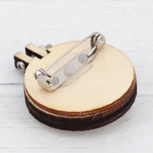 Load image into Gallery viewer, Robin embroidered brooch (30mm)