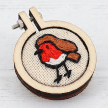 Load image into Gallery viewer, Robin embroidered brooch (30mm)