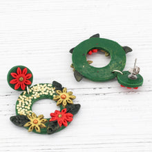 Load image into Gallery viewer, Round glitter wreath earrings