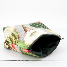 Load image into Gallery viewer, Cactus flowers wash bag